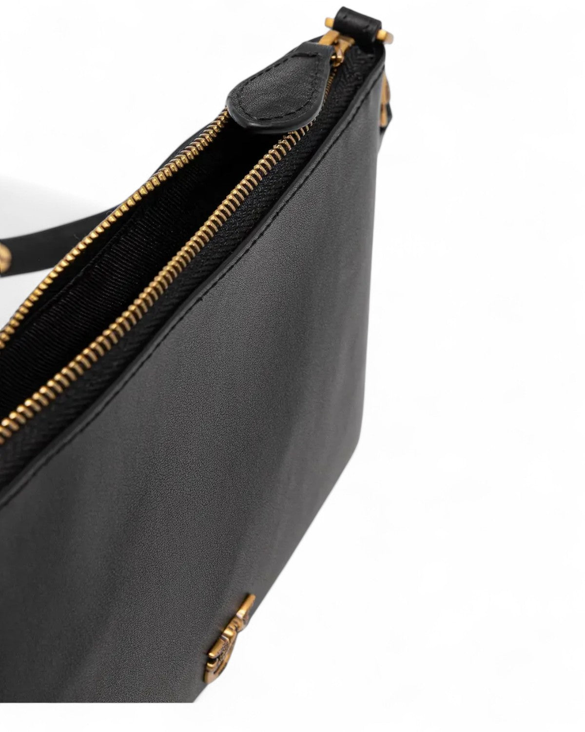 Interno con zip della Pochette Pinko Pelle Naturale, pratico e sicuro per custodire oggetti essenziali con stile.