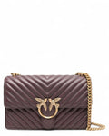 Borsa a tracolla Love Bag Pinko in nappa matelassé chevron color vinaccia con fibbia dorata Love Birds e tracolla a catena. Design elegante e moderno.