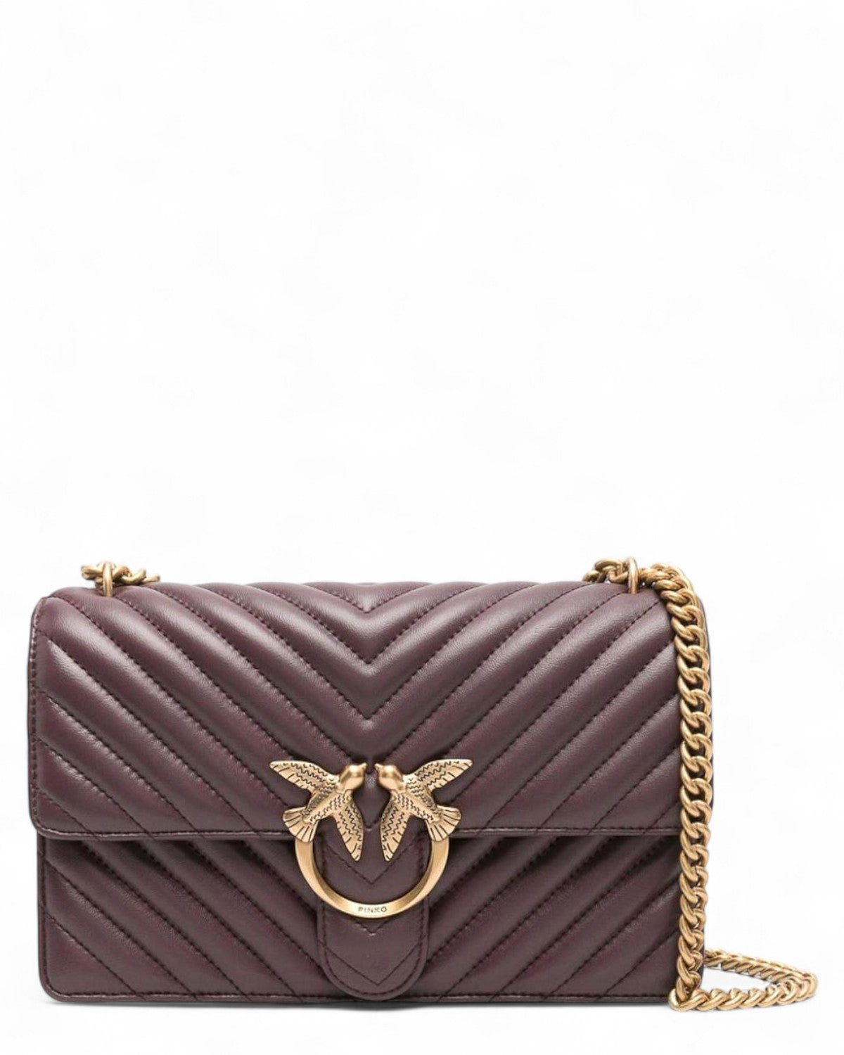 Borsa a tracolla Love Bag Pinko in nappa matelassé chevron color vinaccia con fibbia dorata Love Birds e tracolla a catena. Design elegante e moderno.