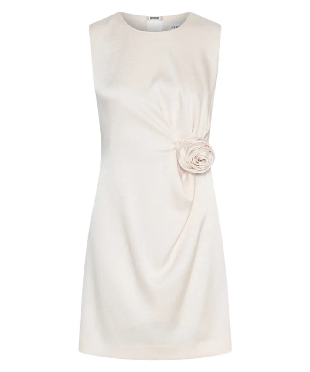 Robe CARENA courte sans manches en satin avec fleur appliquée et drapé