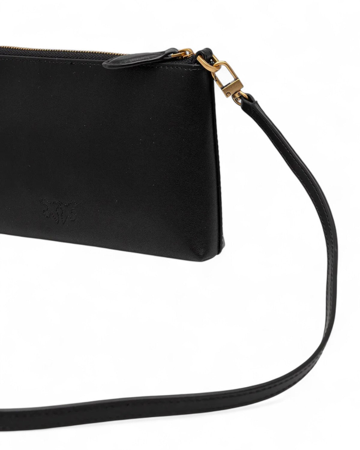 Vista laterale della Pochette Pinko con tracolla removibile e gancio dorato, perfetta per un uso versatile in inverno.