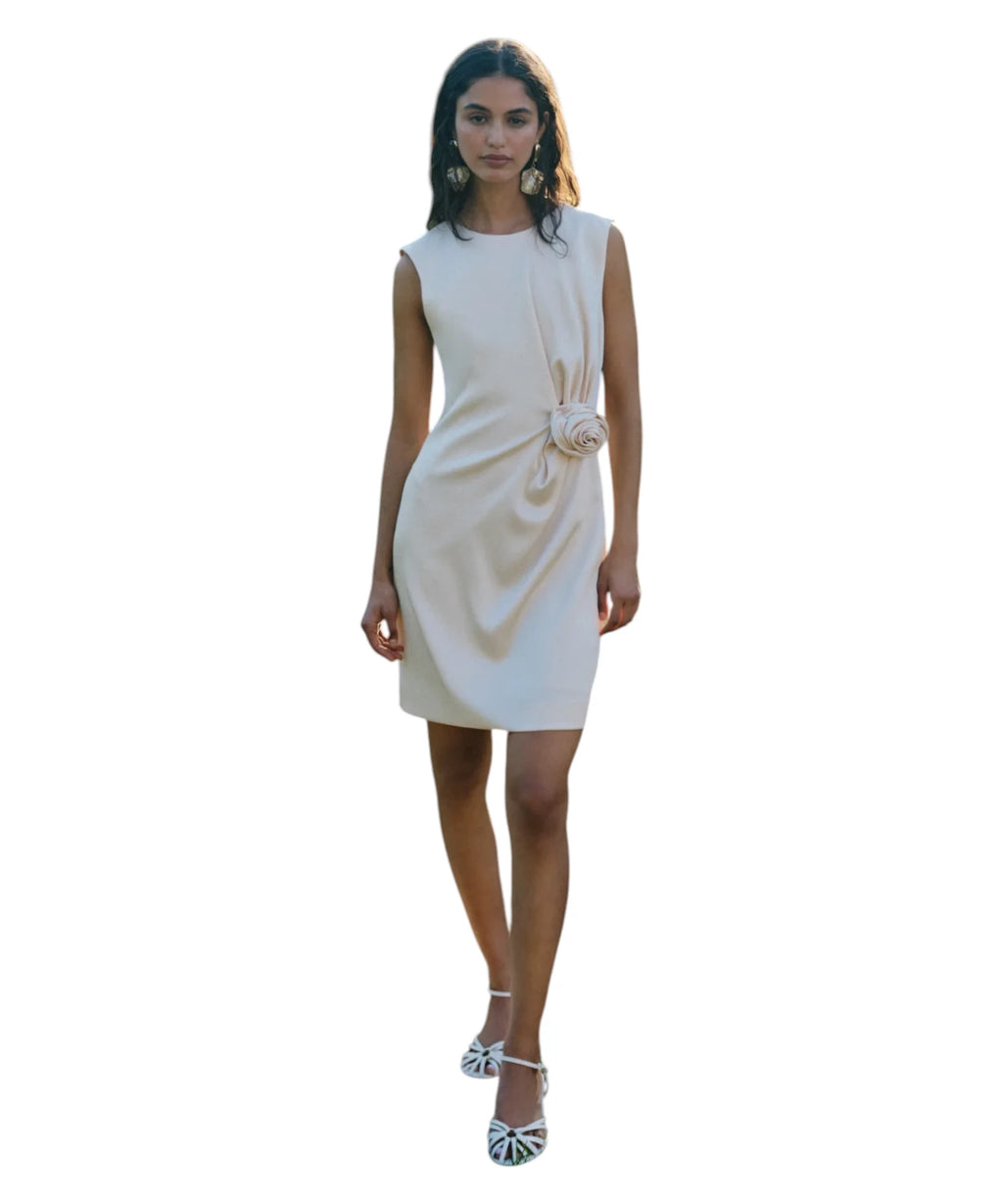 Robe CARENA courte sans manches en satin avec fleur appliquée et drapé