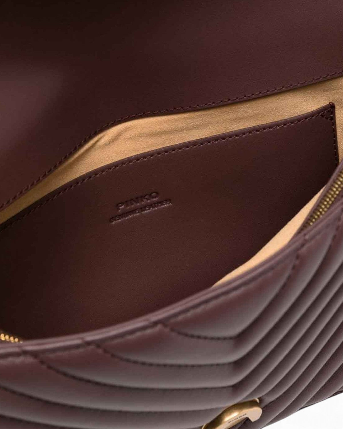 Interno della borsa Love Bag Pinko con tasca con zip e fodera beige. Dettagli curati e spazio ben organizzato per l’uso quotidiano.