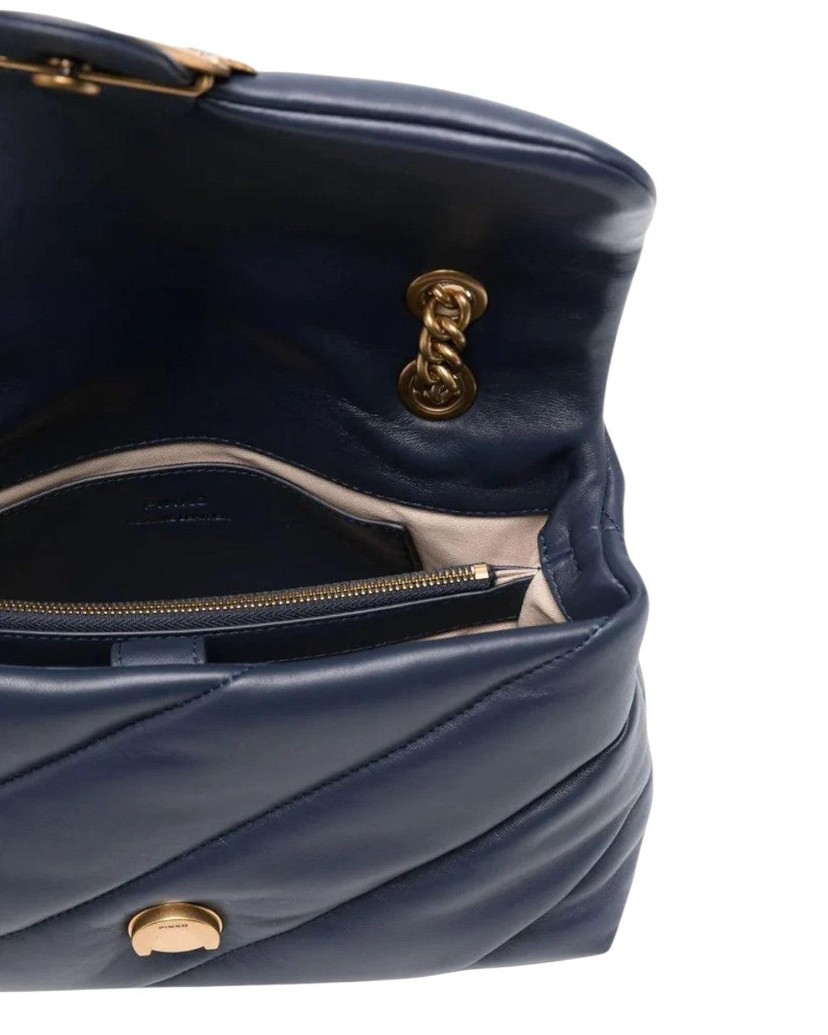 Interno della borsa Love Puff trapuntata con tasca con zip e finiture in pelle, un accessorio pratico e raffinato per l'inverno.