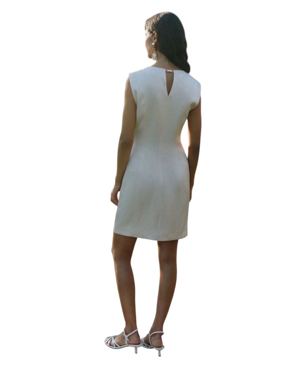 Robe CARENA courte sans manches en satin avec fleur appliquée et drapé
