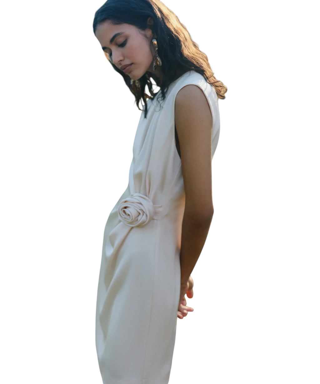Robe CARENA courte sans manches en satin avec fleur appliquée et drapé