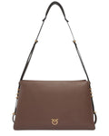 Borsa a tracolla Pinko in pelle marrone con tre soffietti e logo dorato, design elegante per look invernali sofisticati.