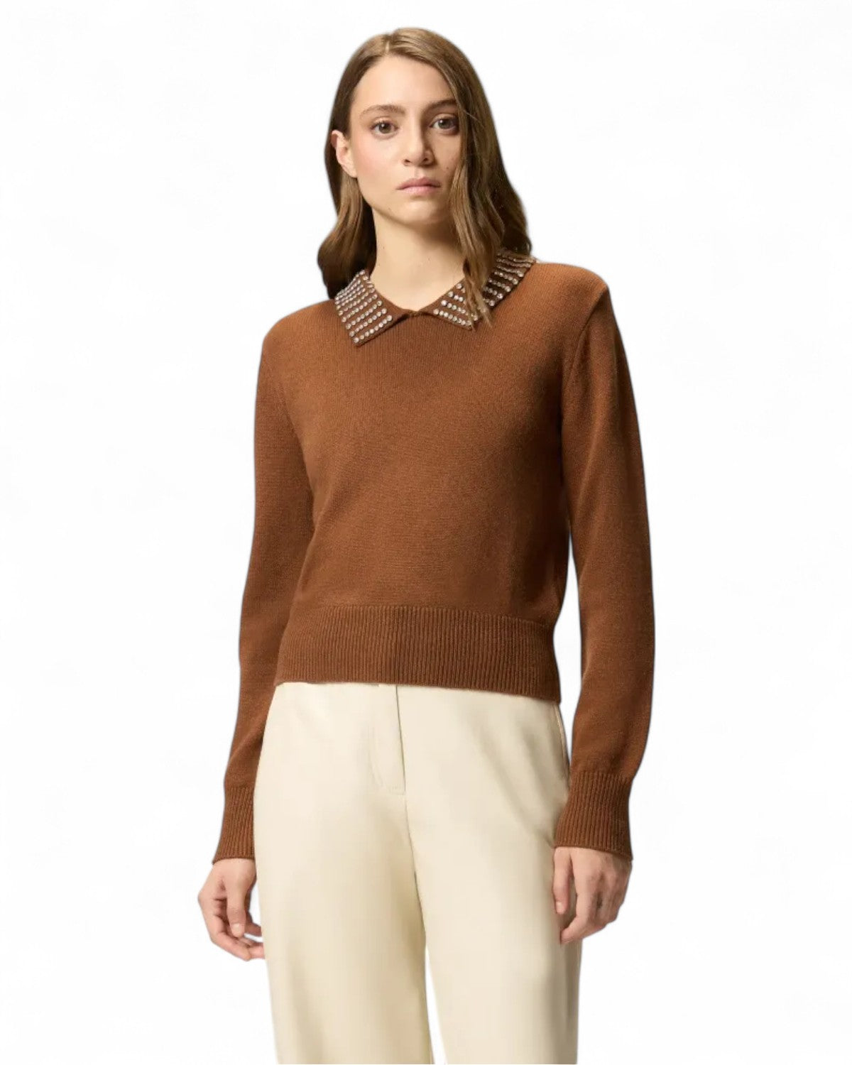 Modella indossa Maglia Polo con Strass PINKO marrone, colletto gioiello e taglio aderente, perfetta per look chic e raffinati.