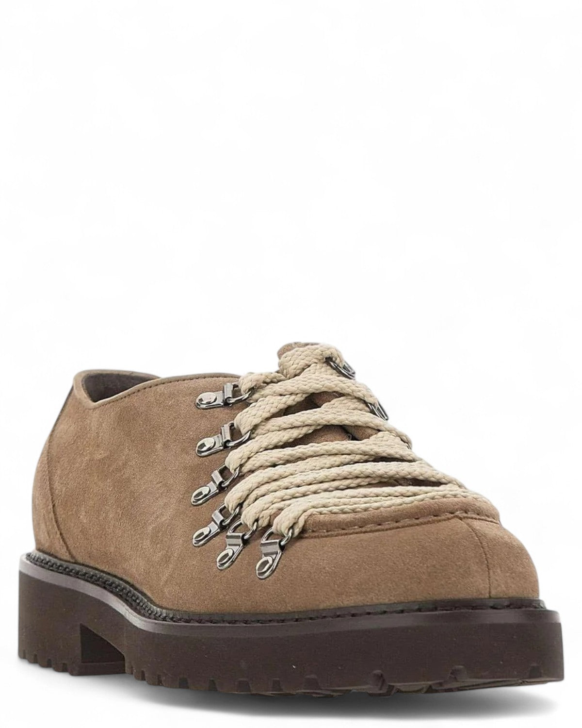 Scarpa stringata uomo in camoscio color fango con suola carrarmato e occhielli metallici, vista angolata frontale.