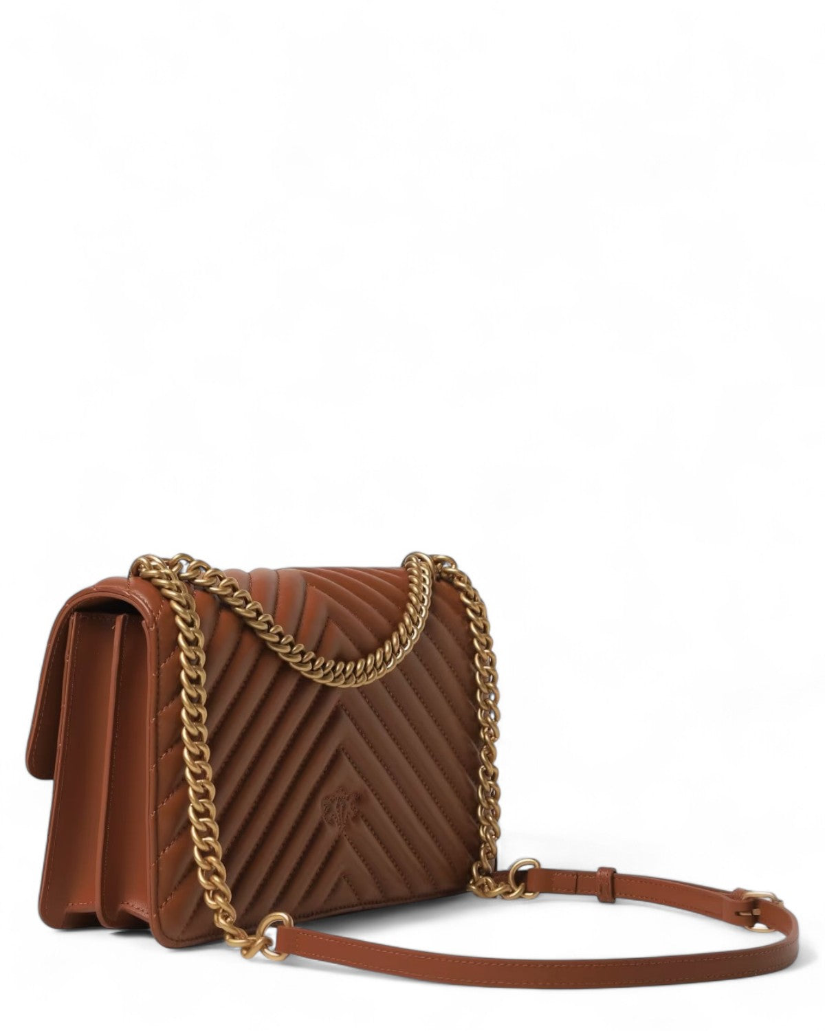 Vista laterale della Borsa a tracolla Nappa Chevron Pinko con tracolla in catena dorata e pelle regolabile, design raffinato per ogni occasione.