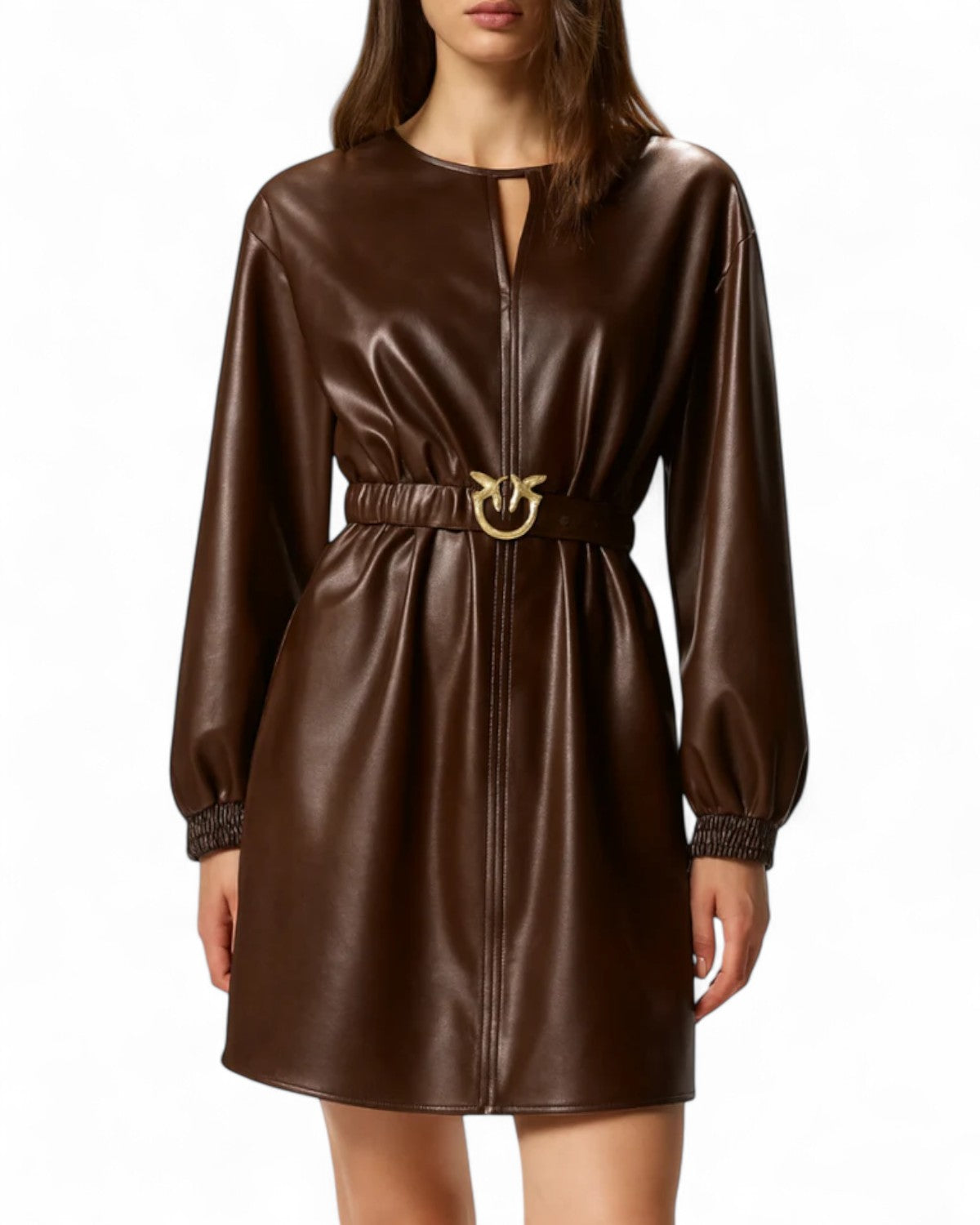 Abito corto effetto pelle con cintura Love Birds indossato, vestibilità aderente e stile sofisticato per outfit donna autunno-inverno.