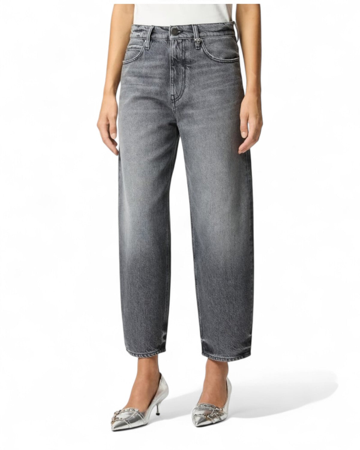 Dettaglio frontale dei Jeans Balloon Love Birds in denim grigio, vestibilità comoda e stile contemporaneo per outfit donna FW26.