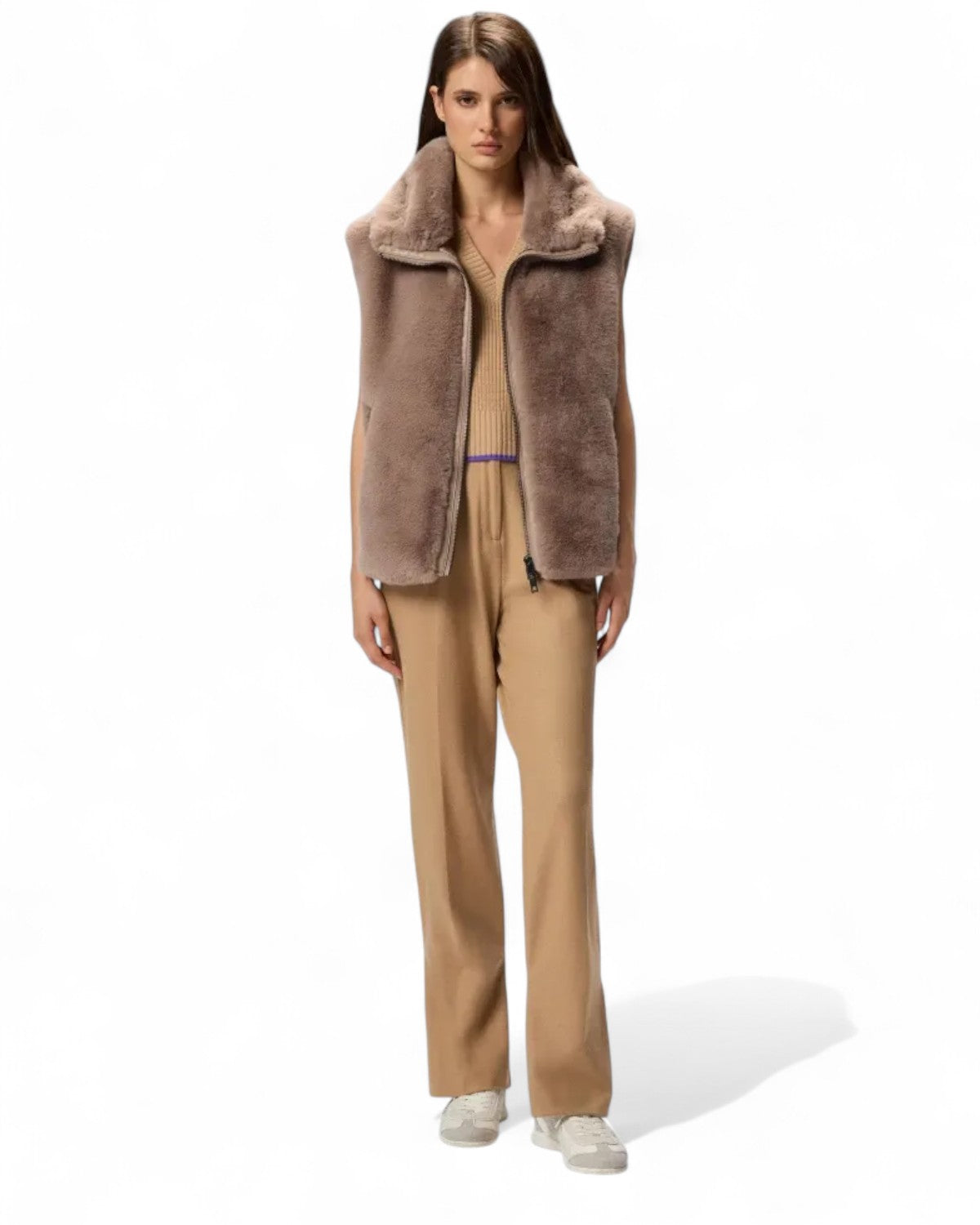 Modella indossa il gilet PINKO effetto pelliccia con zip, abbinato a pantaloni beige per un look casual e sofisticato da inverno.