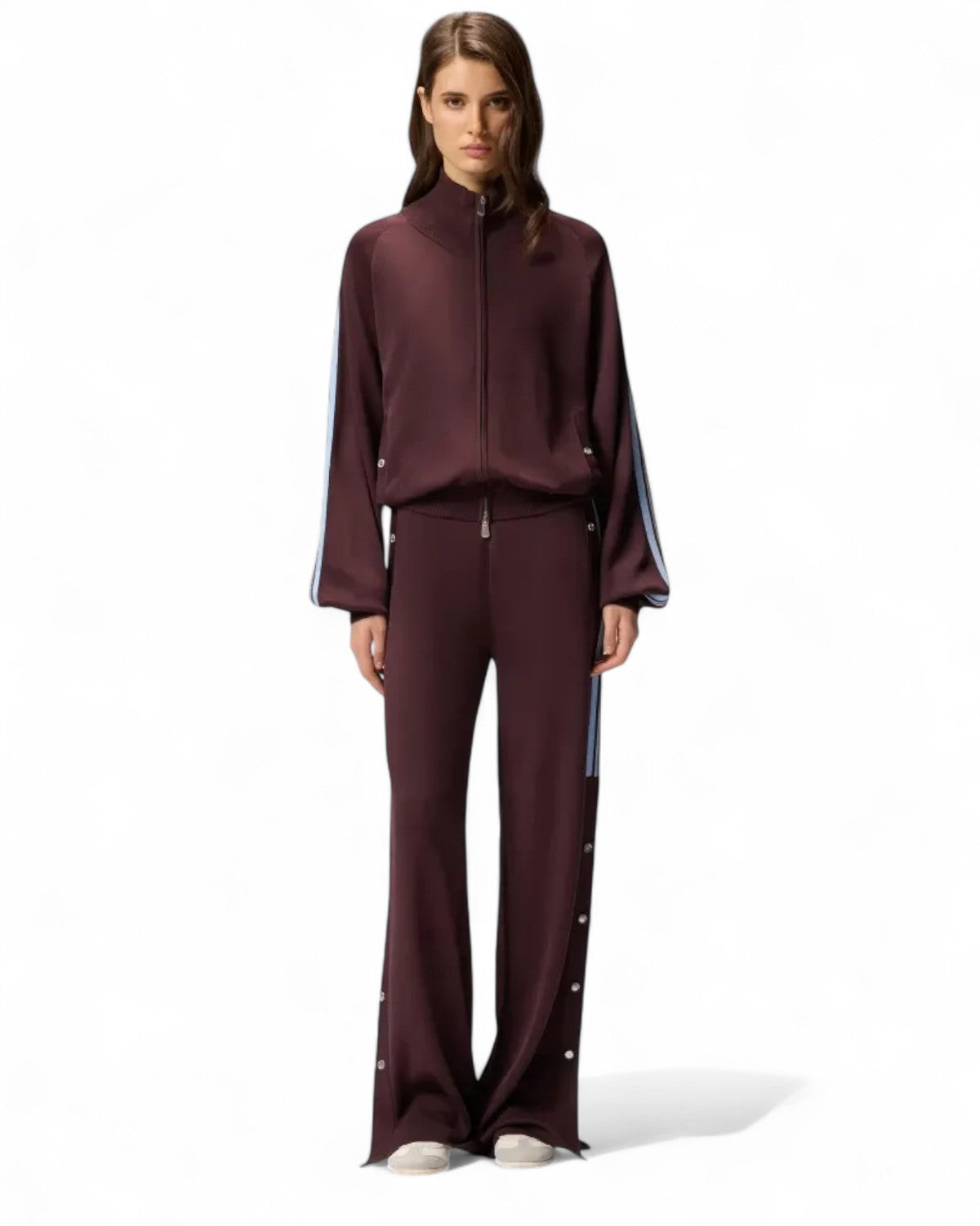 Completo sporty-chic con Maxi Logo Love Birds Felpa Pinko con zip e pantaloni coordinati. Look femminile e grintoso per la stagione invernale.