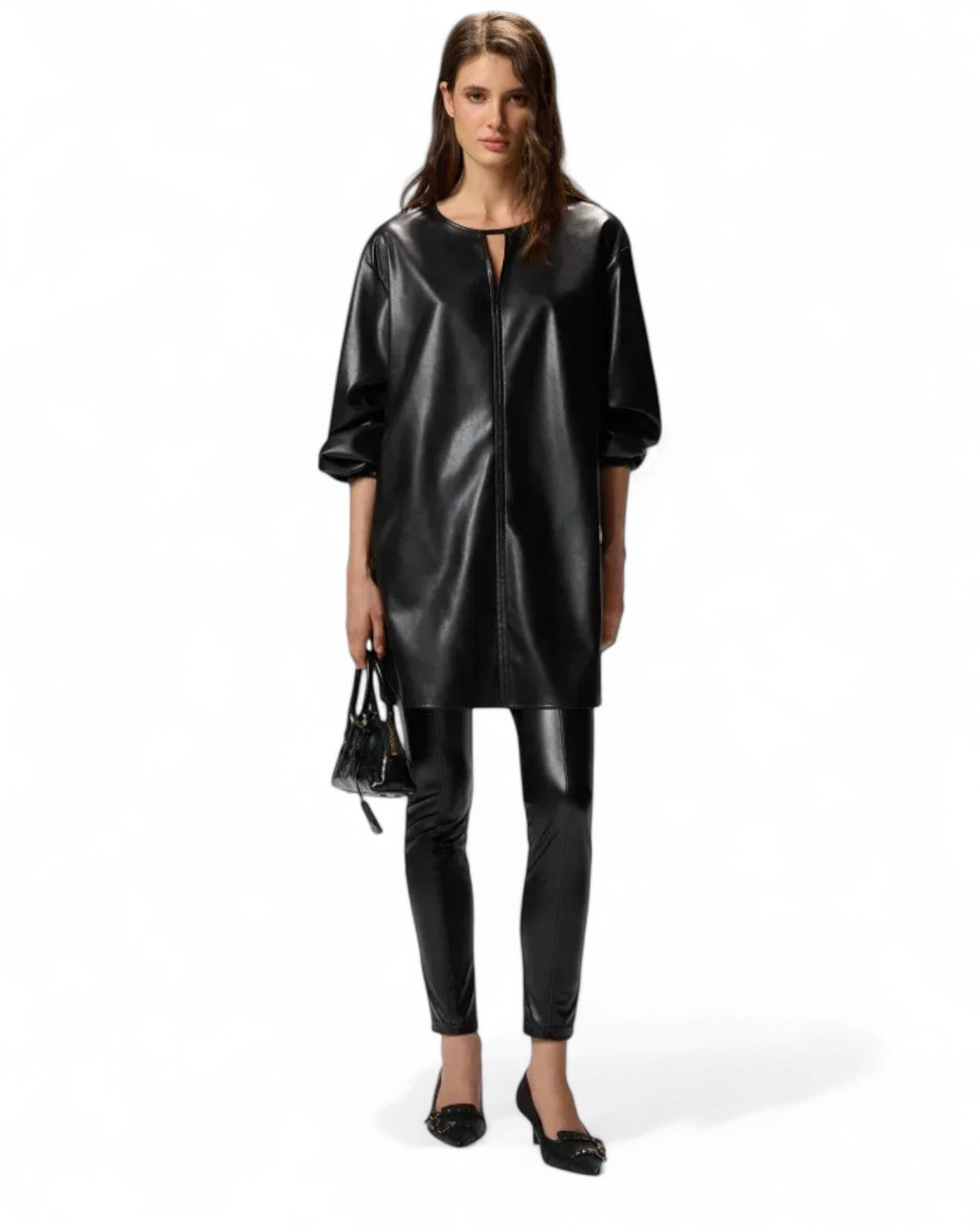 Look casual con Abito Pelle Corto PINKO indossato come tunica su pantaloni in similpelle. Outfit versatile per donna FW26.