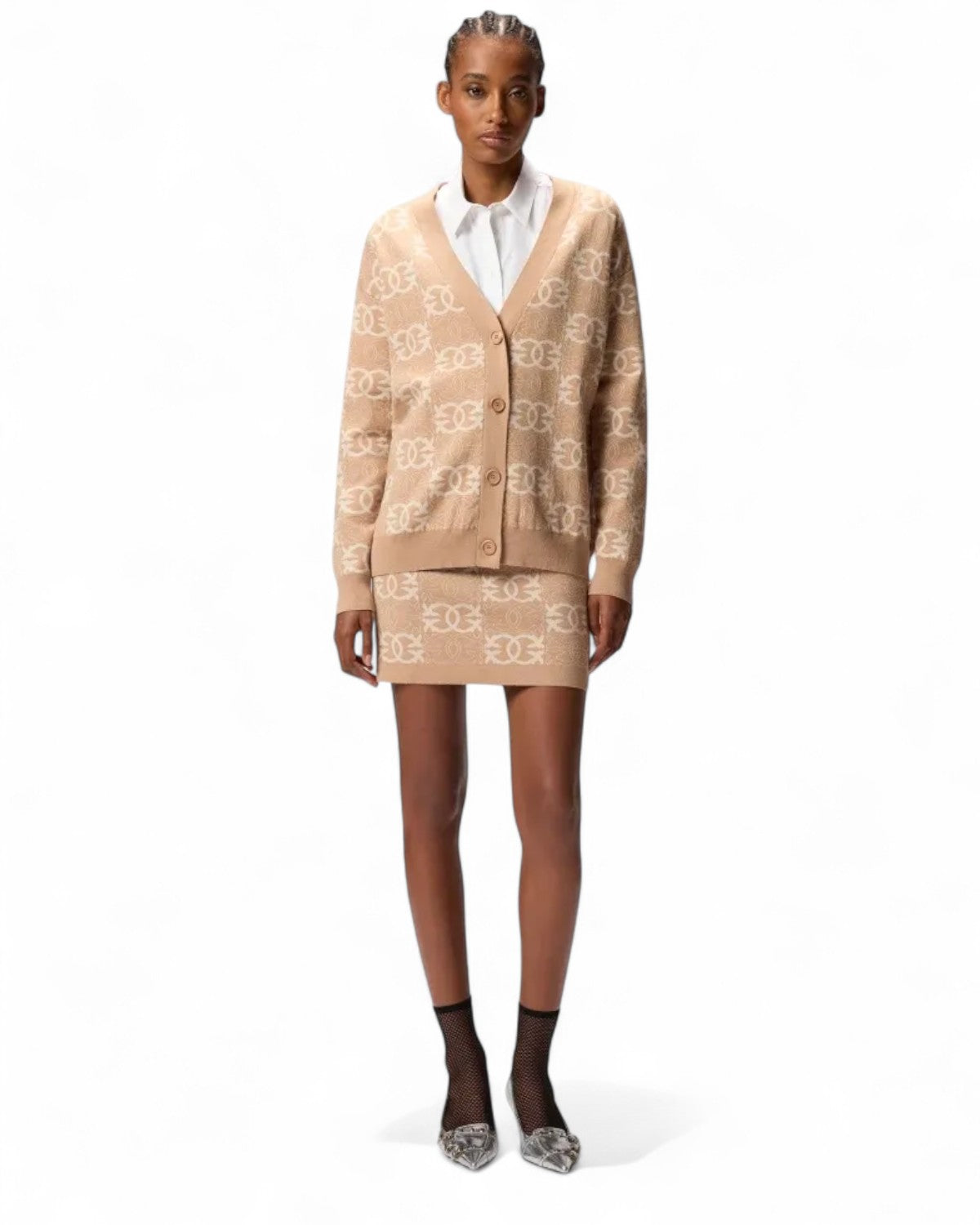 Cardigan oversize Pinko donna indossato con minigonna coordinata, logo Love Birds jacquard e stile elegante per la stagione invernale.