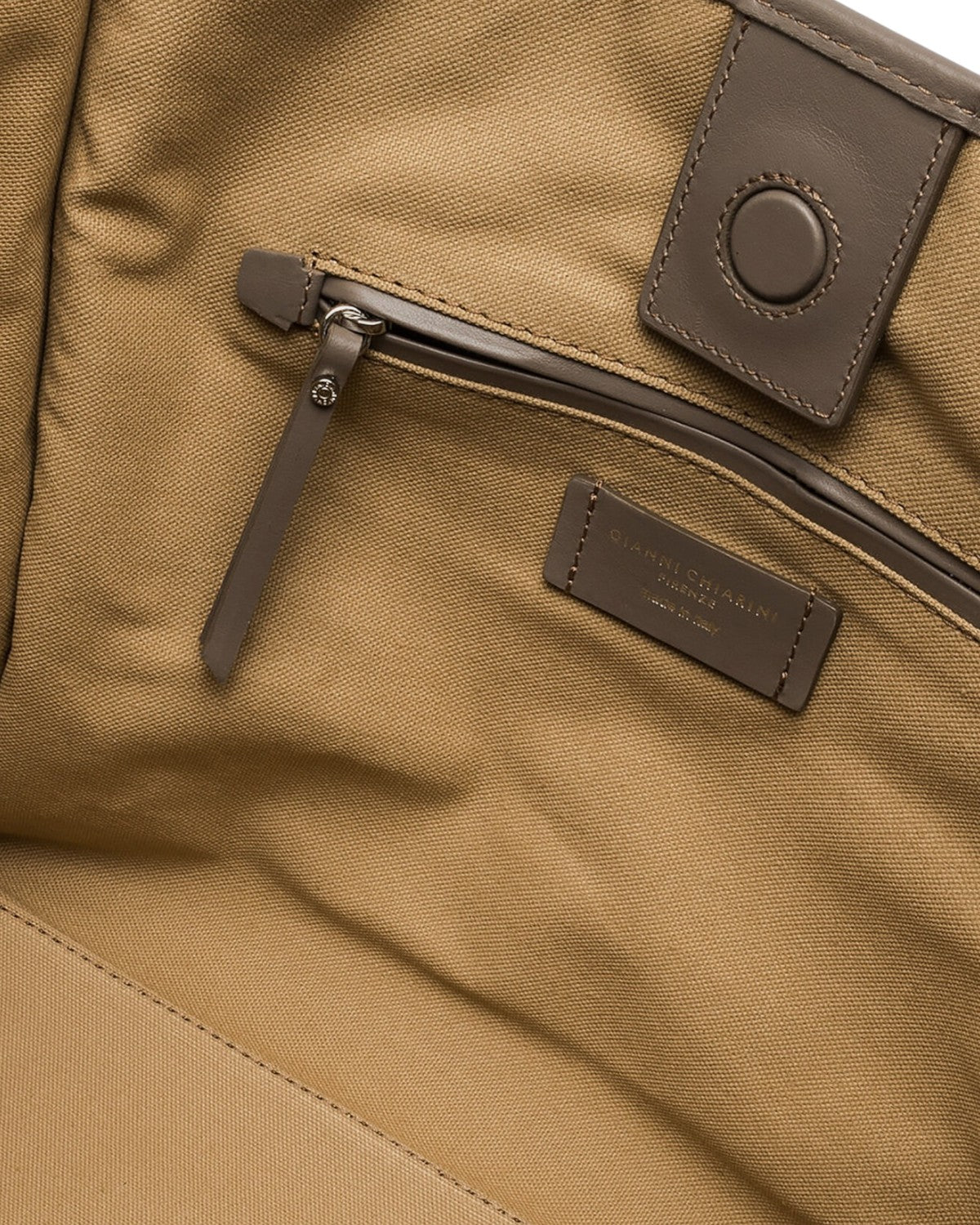 Interno della Borsa Tote Marcella in pelle scamosciata con fodera beige, tasca con zip e chiusura magnetica, ideale per l'organizzazione quotidiana.