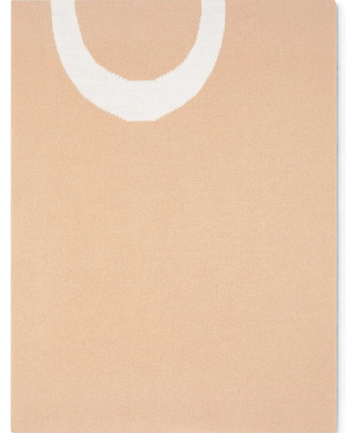 Dettaglio superiore della sciarpa lana Pinko con logo, design minimal beige e bianco. Sciarpa elegante per look invernali donna.