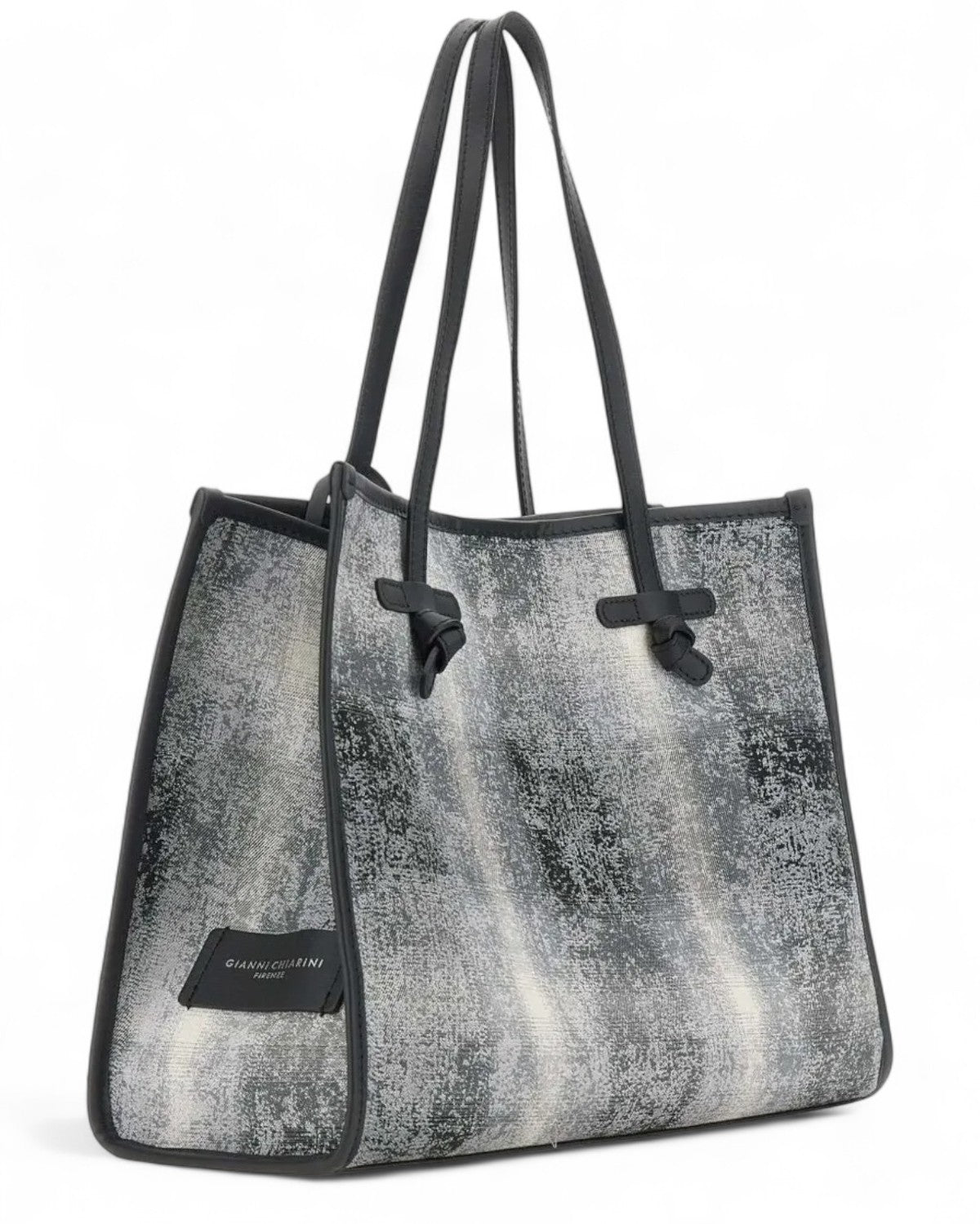 Profilo laterale della borsa tote Marcella Gianni Chiarini in bianco e nero, con struttura capiente e dettagli in pelle nera.