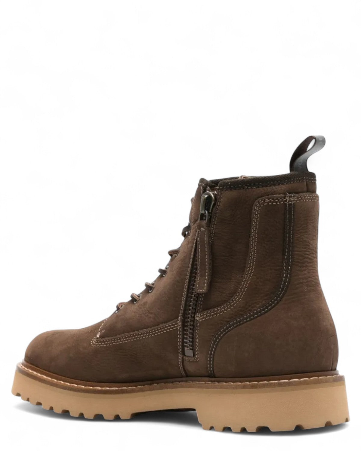 Scarponcini in nabuk Woolrich con zip laterale e cuciture a contrasto, pensati per garantire comfort e resistenza nella stagione invernale.