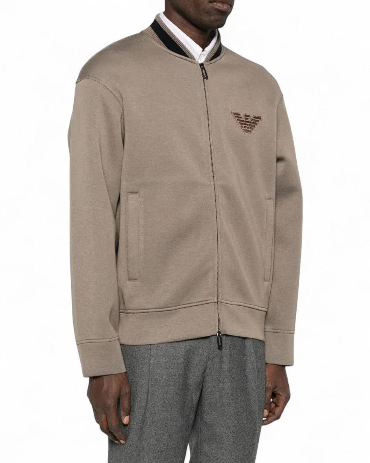 Felpa beige con patch aquila in rilievo e collo bomber, vestibilità regolare e design moderno per outfit casual da uomo.