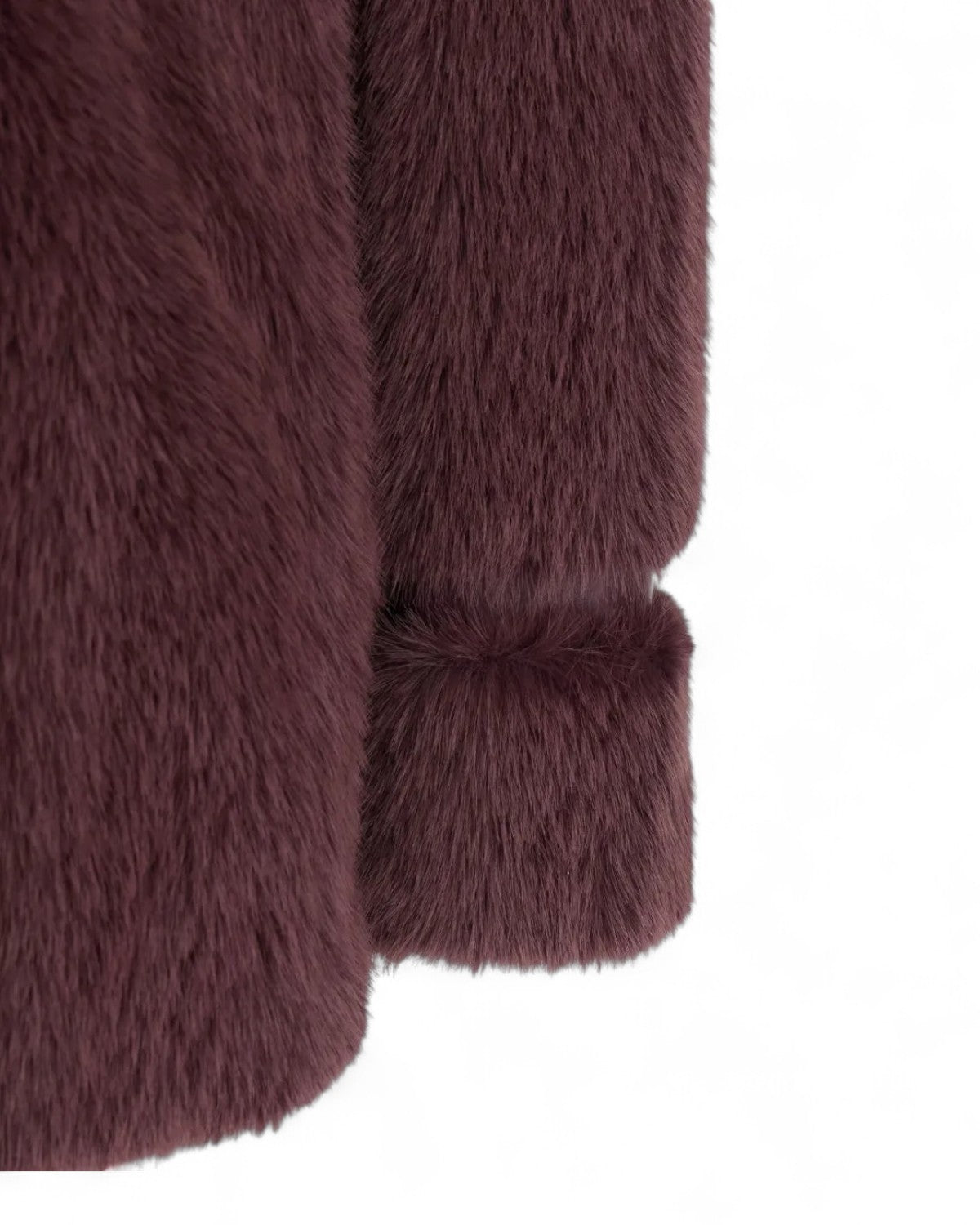 Dettaglio manica giacca ecopelliccia Twinset doppiopetto, rifinitura con risvolto per un tocco sofisticato e femminile.