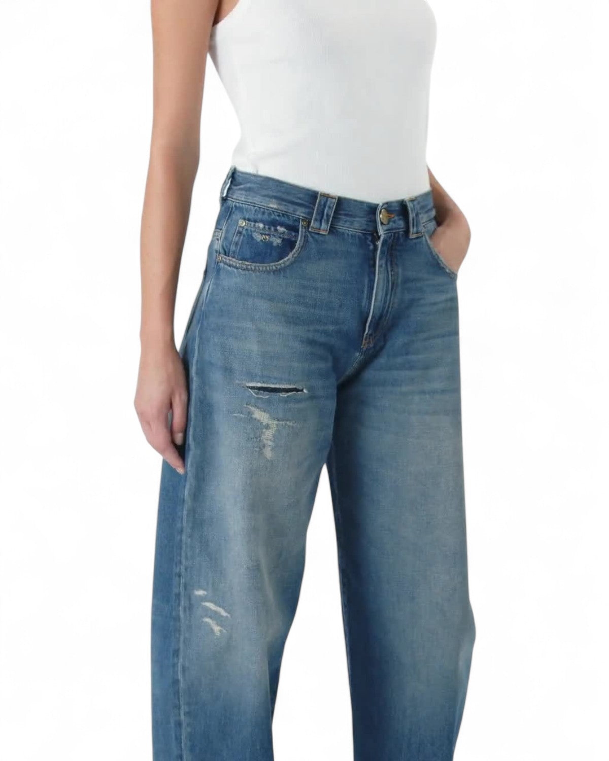 Jeans Balloon Fit Distressed Pinko da donna con effetto consumato e vestibilità rilassata. Perfetti per outfit invernali di tendenza.