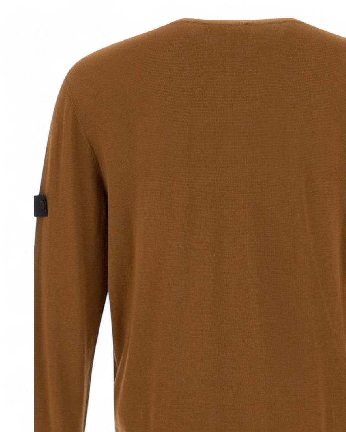 Particolare del retro manica della maglia Peuterey THERA, con patch logo su fondo cuoio, stile raffinato per l'inverno uomo.