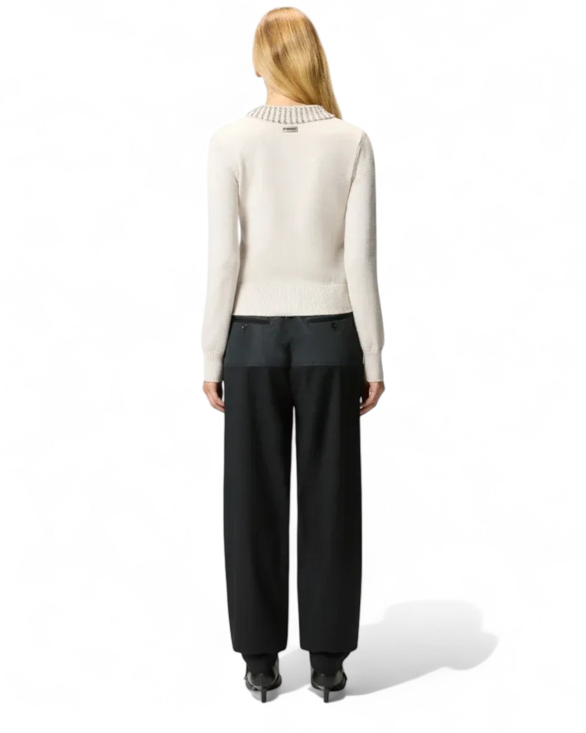 Vista posteriore della Maglia Polo Strass Pinko indossata, evidenzia il taglio dritto e il colletto con strass per un tocco glam.