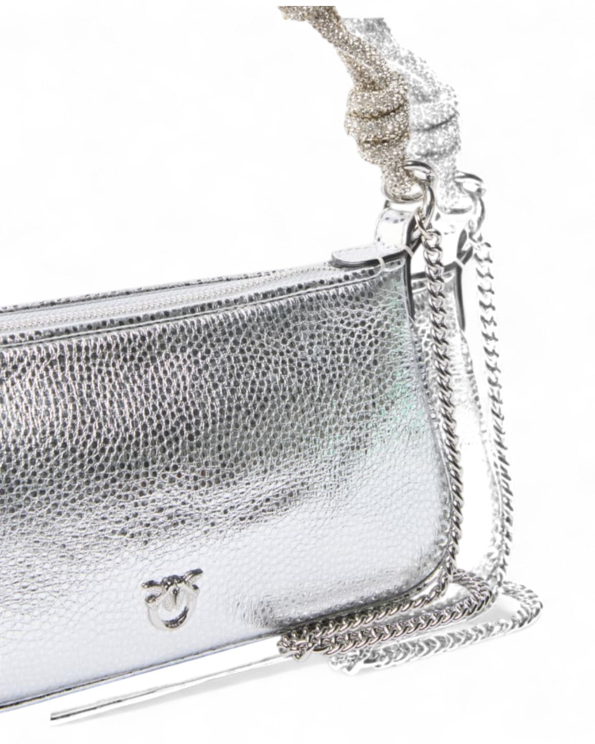 Dettaglio della Borsa Half Moon Mini laminata con cristalli esclusivi, catena regolabile e texture metallizzata per stile sofisticato.