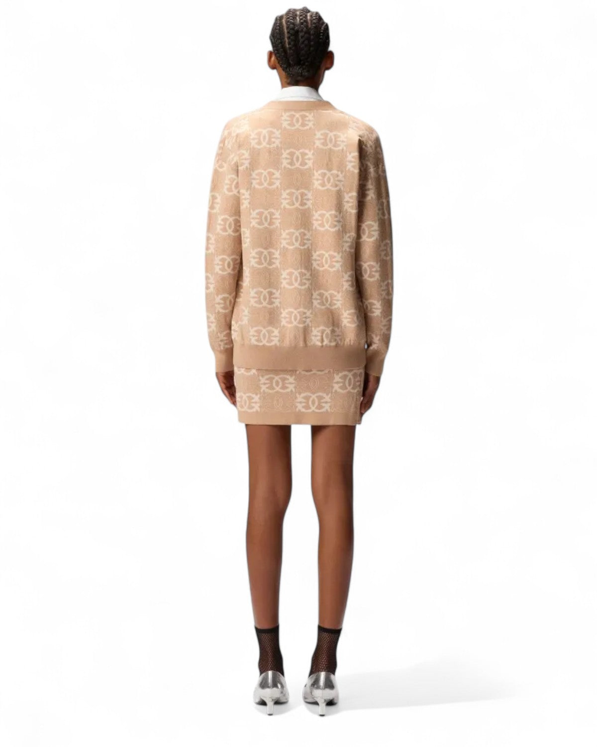 Vista posteriore del cardigan oversize Pinko donna con motivo jacquard Love Birds, abbinato a minigonna per look completo FW26.