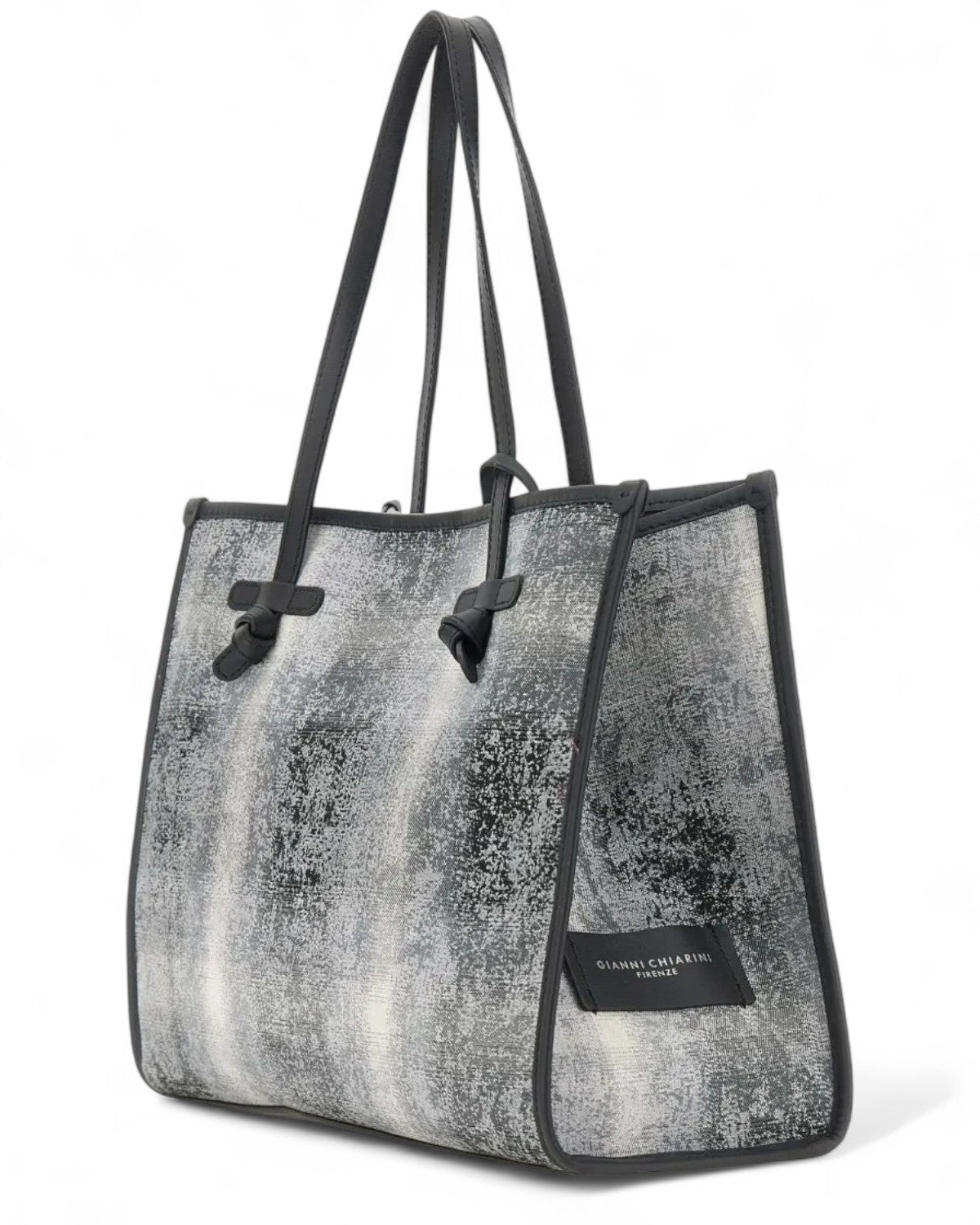 Vista angolata della borsa Marcella Gianni Chiarini, con stampa sfumata e logo laterale, ideale per outfit donna autunno-inverno.