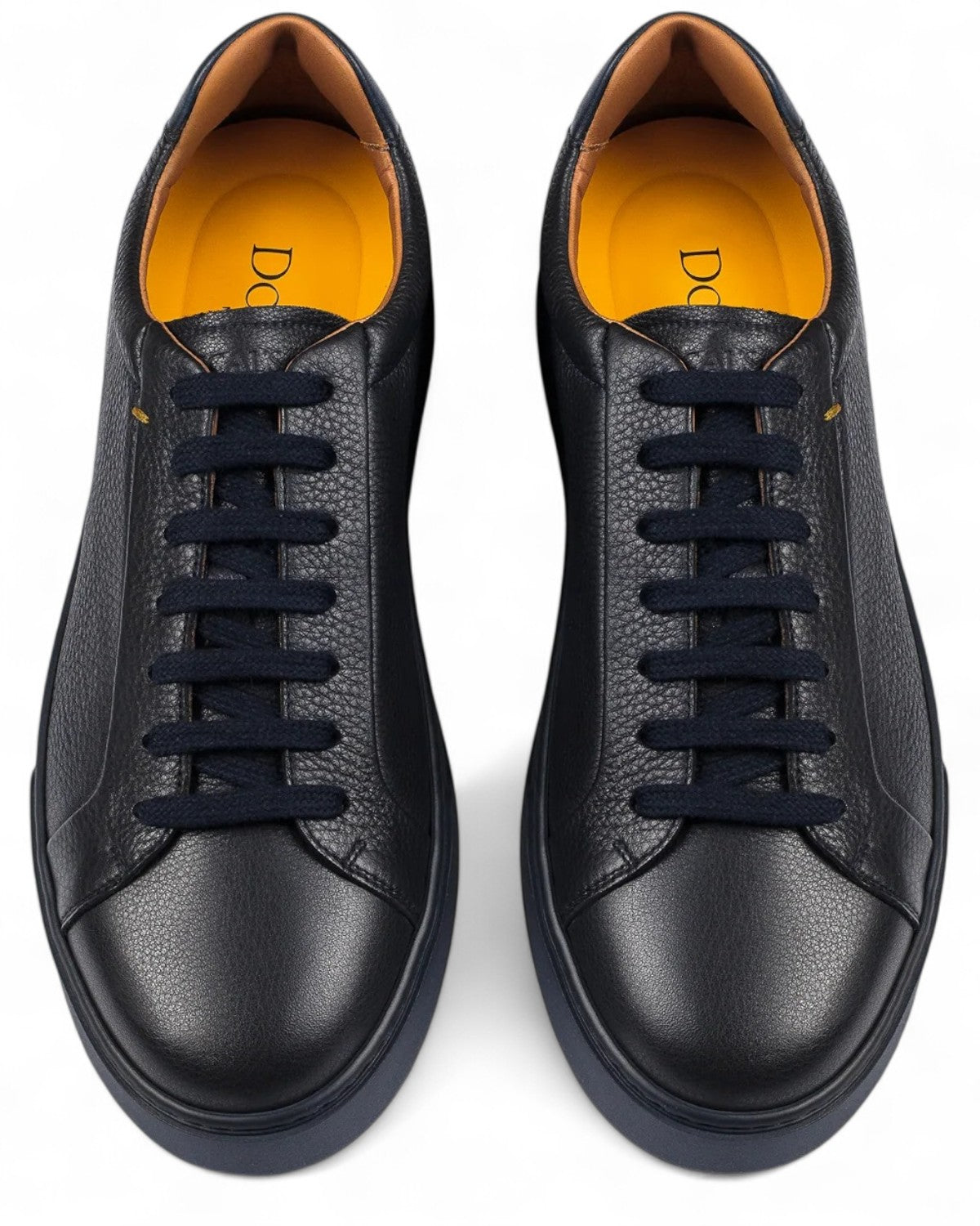 Vista dall’alto della sneaker Panfilo in pelle bottalata blu con soletta interna arancione e lacci tono su tono, comfort Made in Italy.