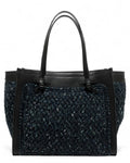 Borsa Marcella Gianni Chiarini in lana intrecciata blu con manici in pelle nera, perfetta per look eleganti e versatili invernali.