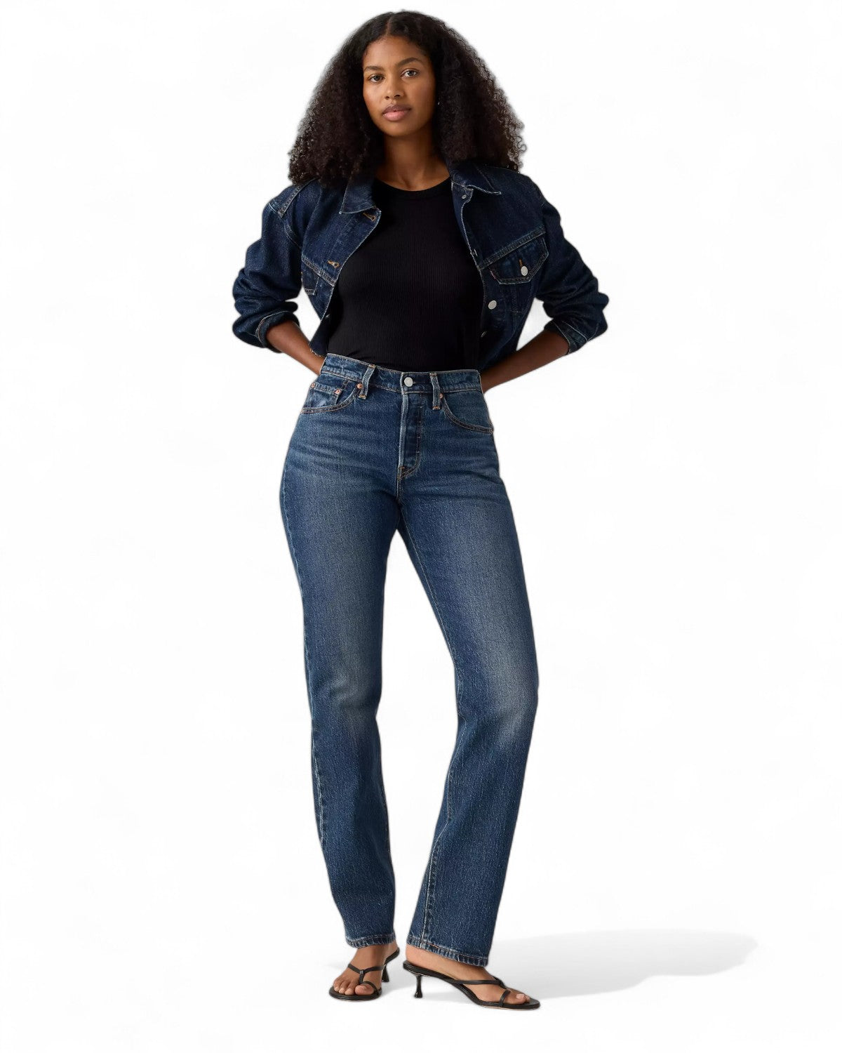 Outfit completo con Jeans donna Levi’s 501 Curve Fit Vita Alta e giacca in denim coordinata, look casual ideale per la stagione FW26.