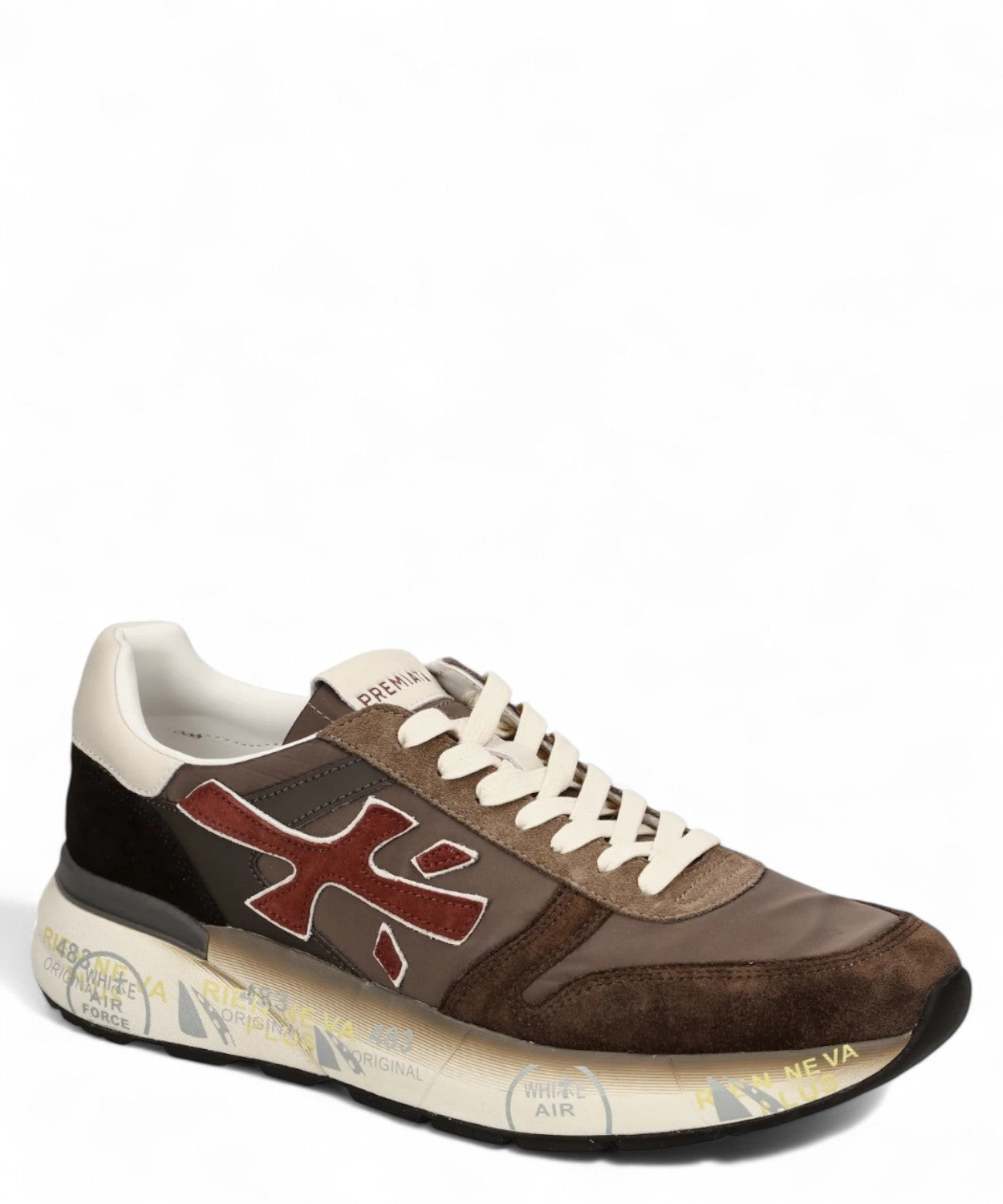 Sneakers uomo marrone Premiata MICK 7714 con tomaia multistrato, vista angolata per evidenziare dettagli artigianali e design sportivo.