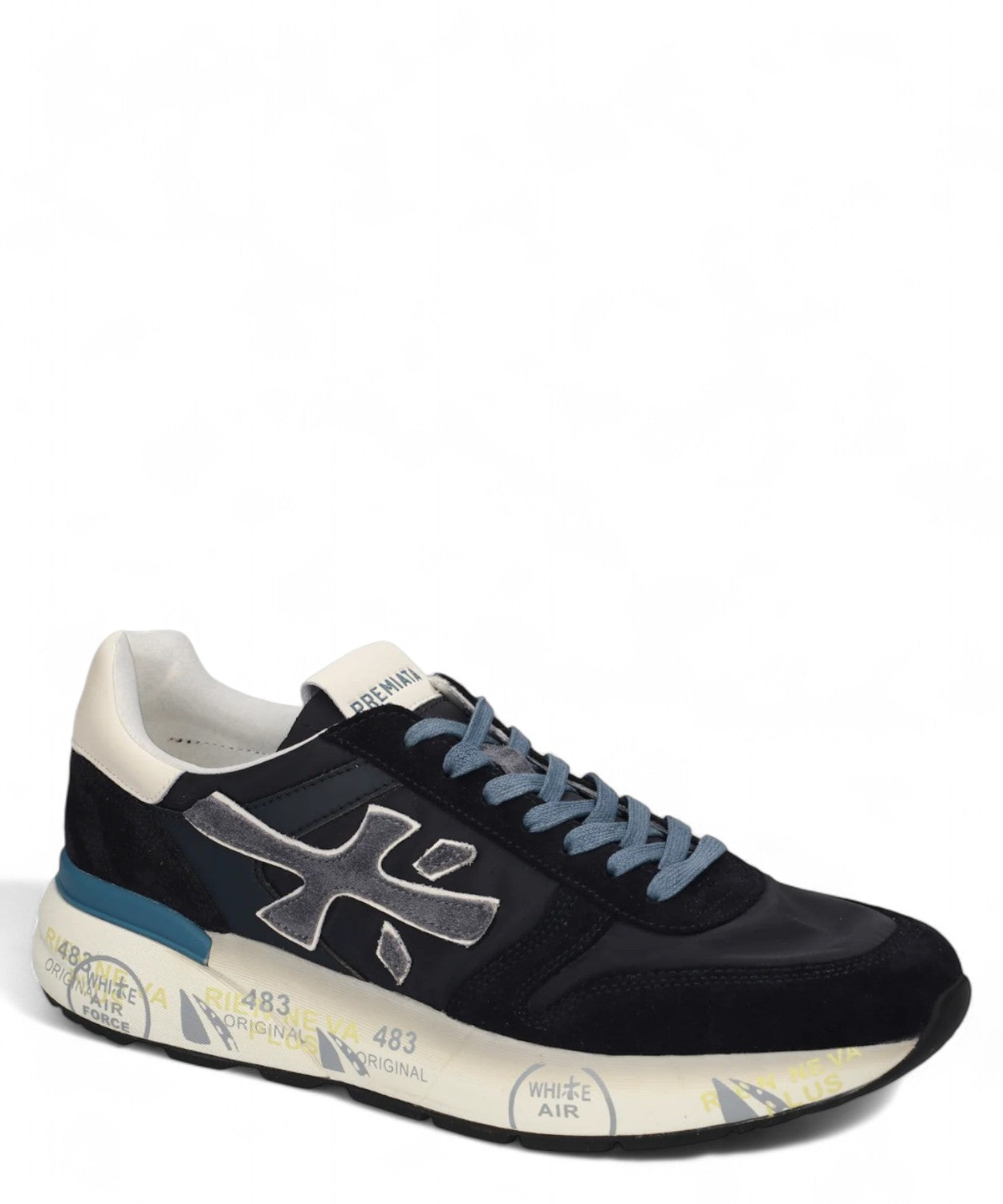 Scarpa sportiva Premiata MICK 7716 blu per uomo, vista angolata, con lacci azzurri e dettagli in pelle premium, perfetta per look invernali.