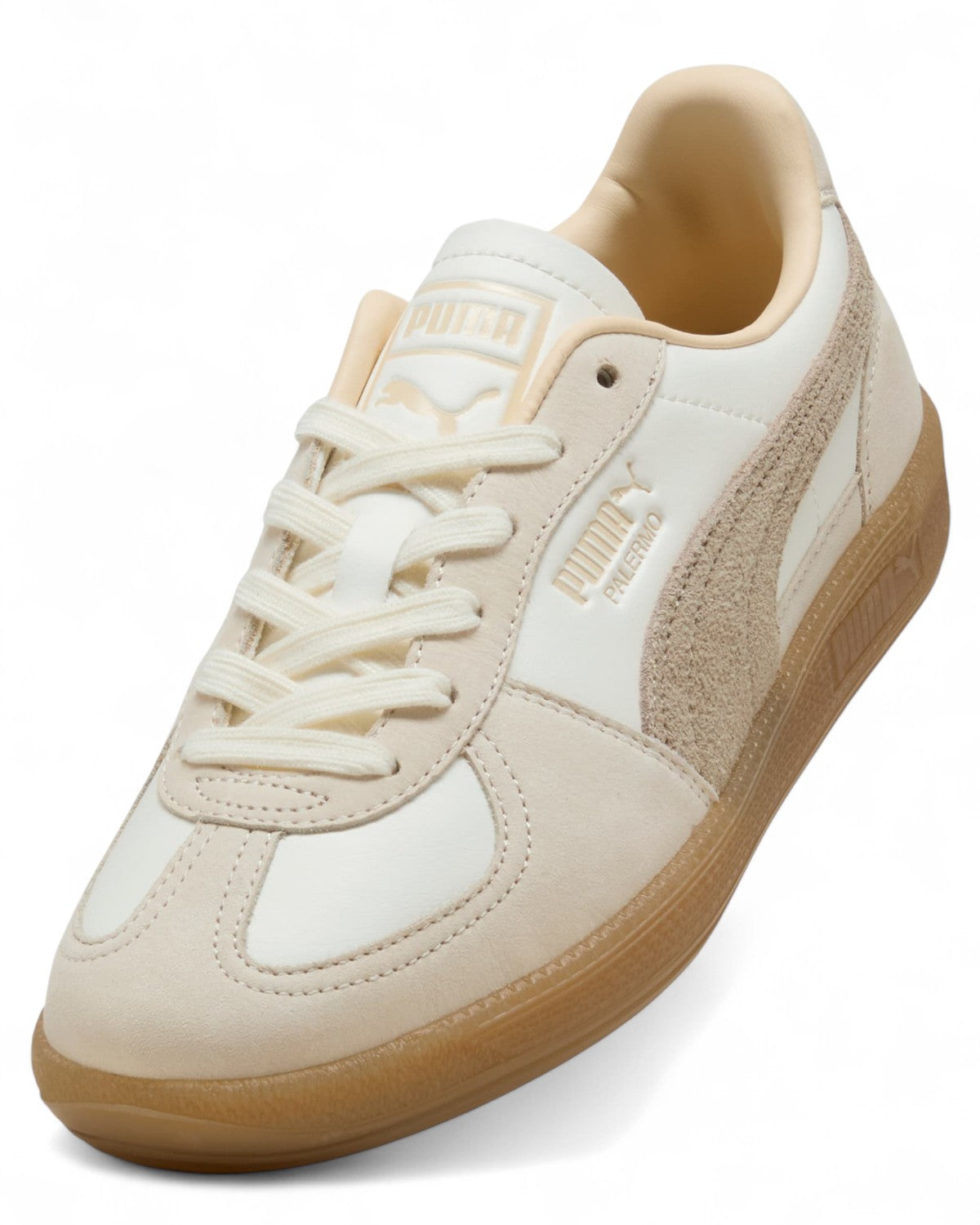 Vista frontale angolata delle sneakers Puma Palermo Elevated donna, tomaia in pelle e suede con suola in gomma classica.