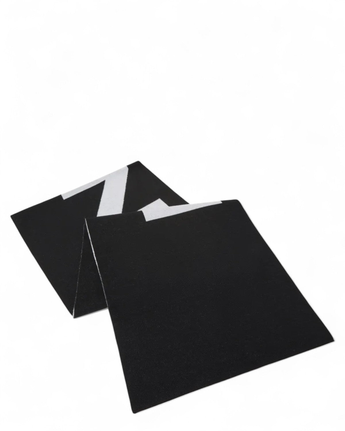 Vista completa della sciarpa in lana nera Pinko con logo a contrasto, perfetta per completare look donna FW26.