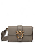 Mini Love Bag Slouchy Pelle PINKO in pelle grigia con chiusura a patta e logo Love Birds dorato. Borsa a spalla elegante e compatta per donna.