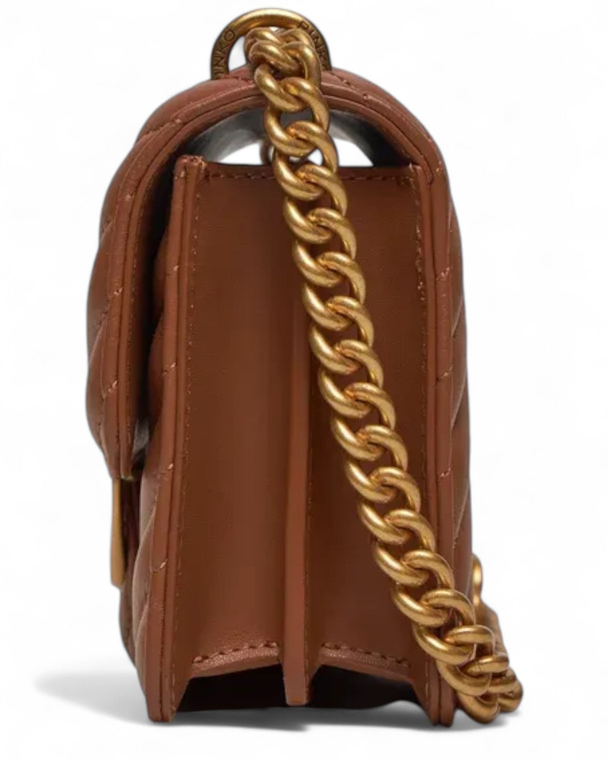 Profilo laterale della Mini Love Bag Chevron in nappa trapuntata marrone con tracolla a catena dorata, design compatto e raffinato per l'inverno.