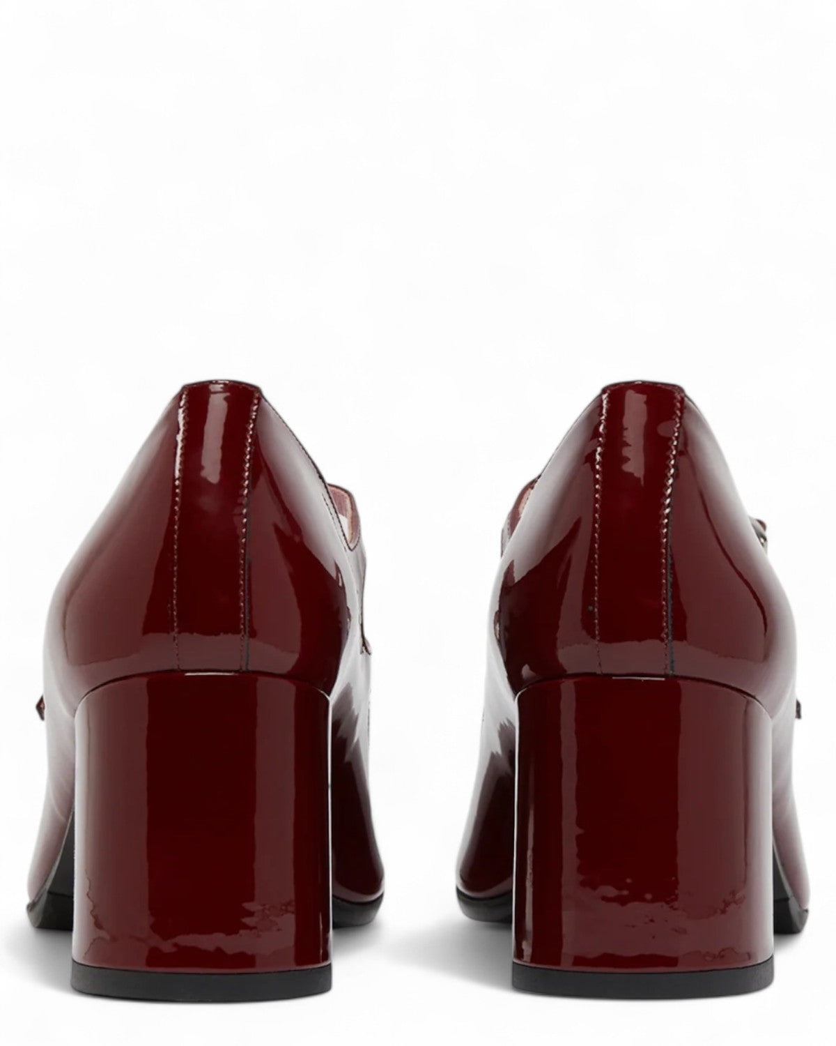 Dettaglio posteriore delle Mary Jane Alice Carel Paris in pelle verniciata bordeaux, con tacco largo 6cm e finitura lucida di alta qualità.