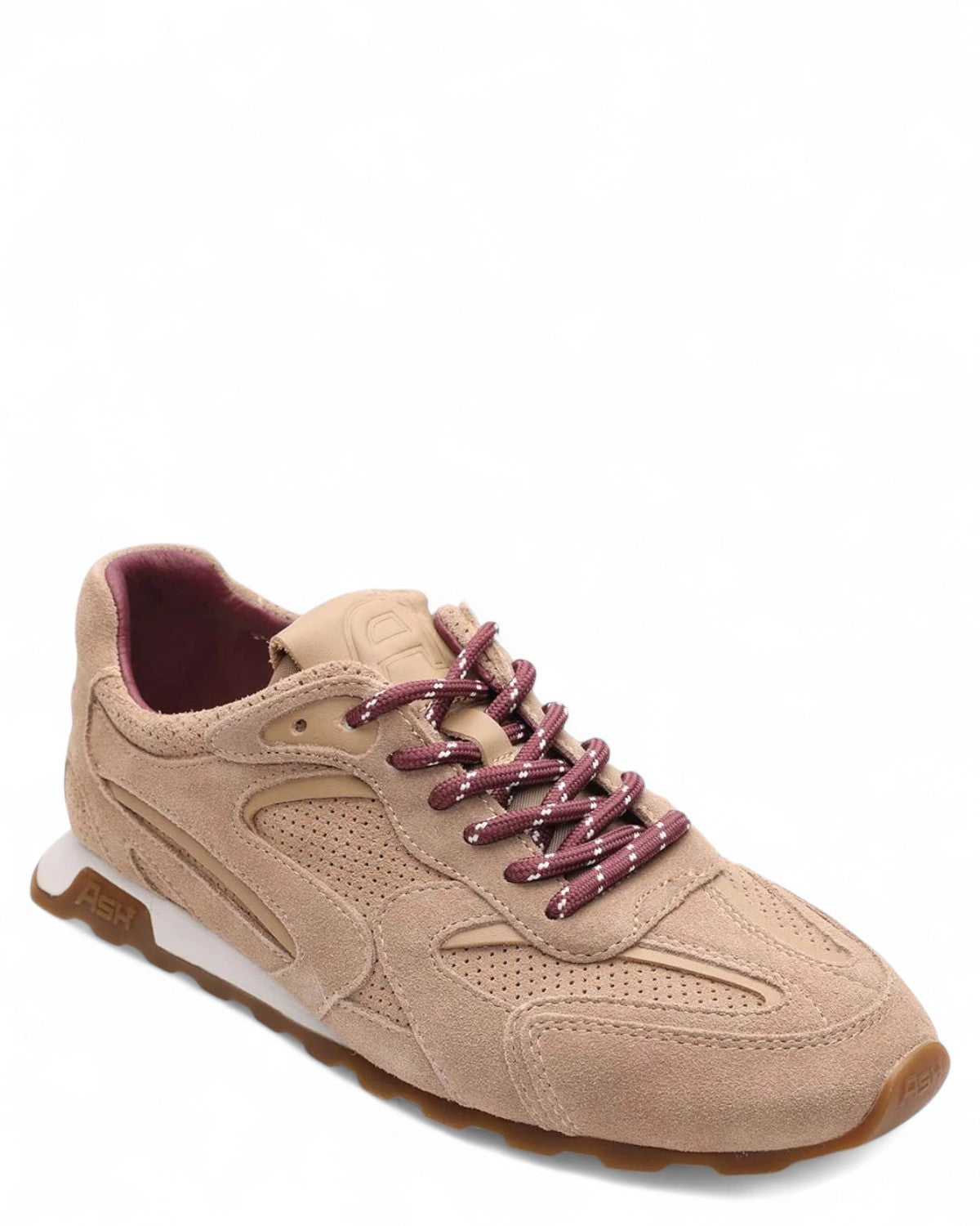 Sneakers Kasar in pelle scamosciata beige con fodera in eco-pelliccia e lacci bordeaux, design ispirato alle ballerine, vista angolare.