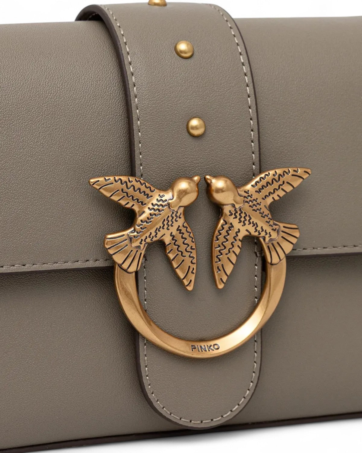 Logo Love Birds dorato su chiusura della Mini Love Bag Slouchy Pelle PINKO. Iconico dettaglio che esalta l’eleganza della borsa.
