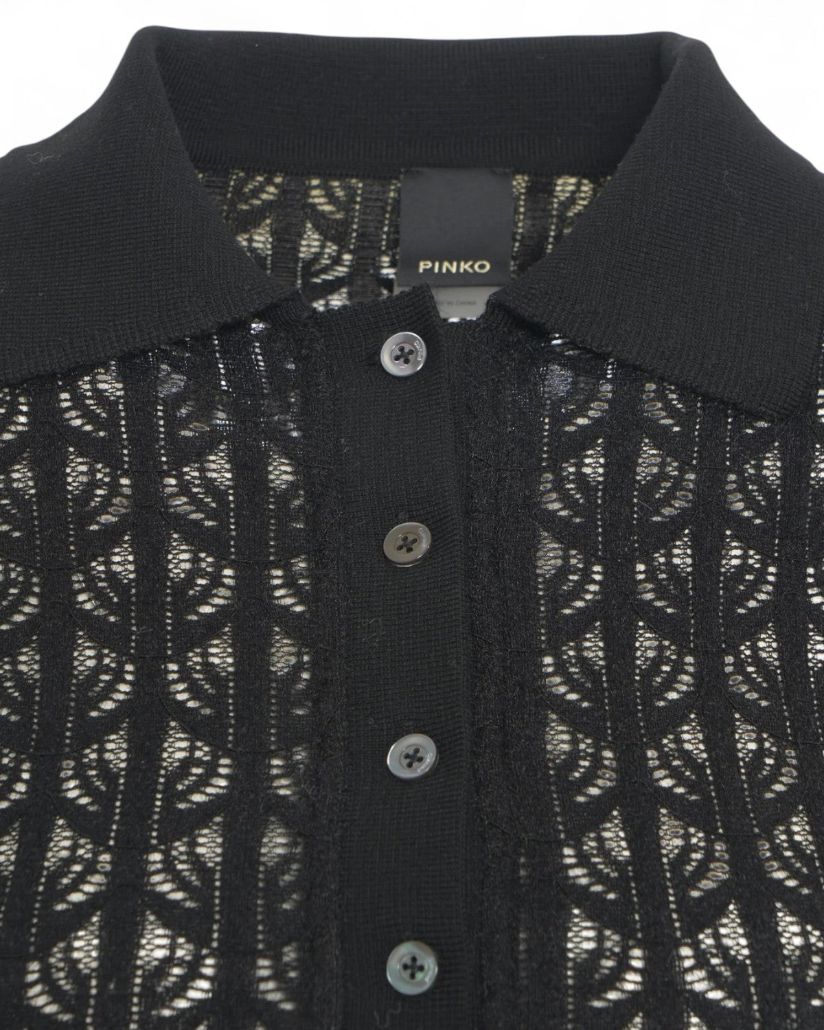 Dettaglio del colletto e bottoniera del Body Polo Travorato PINKO, con lavorazione traforata raffinata e stile contemporaneo.