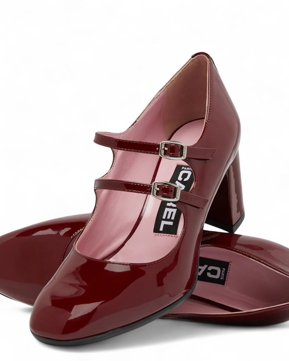 Scarpe Mary Jane Alice Carel Paris in pelle verniciata bordeaux, doppio cinturino e tacco 6cm, design femminile e artigianale made in Italy.