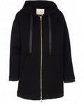 Giacca con cappuccio e zip donna Twinset nera, modello lungo con tasche frontali e chiusura a zip dorata, ideale per l'inverno.