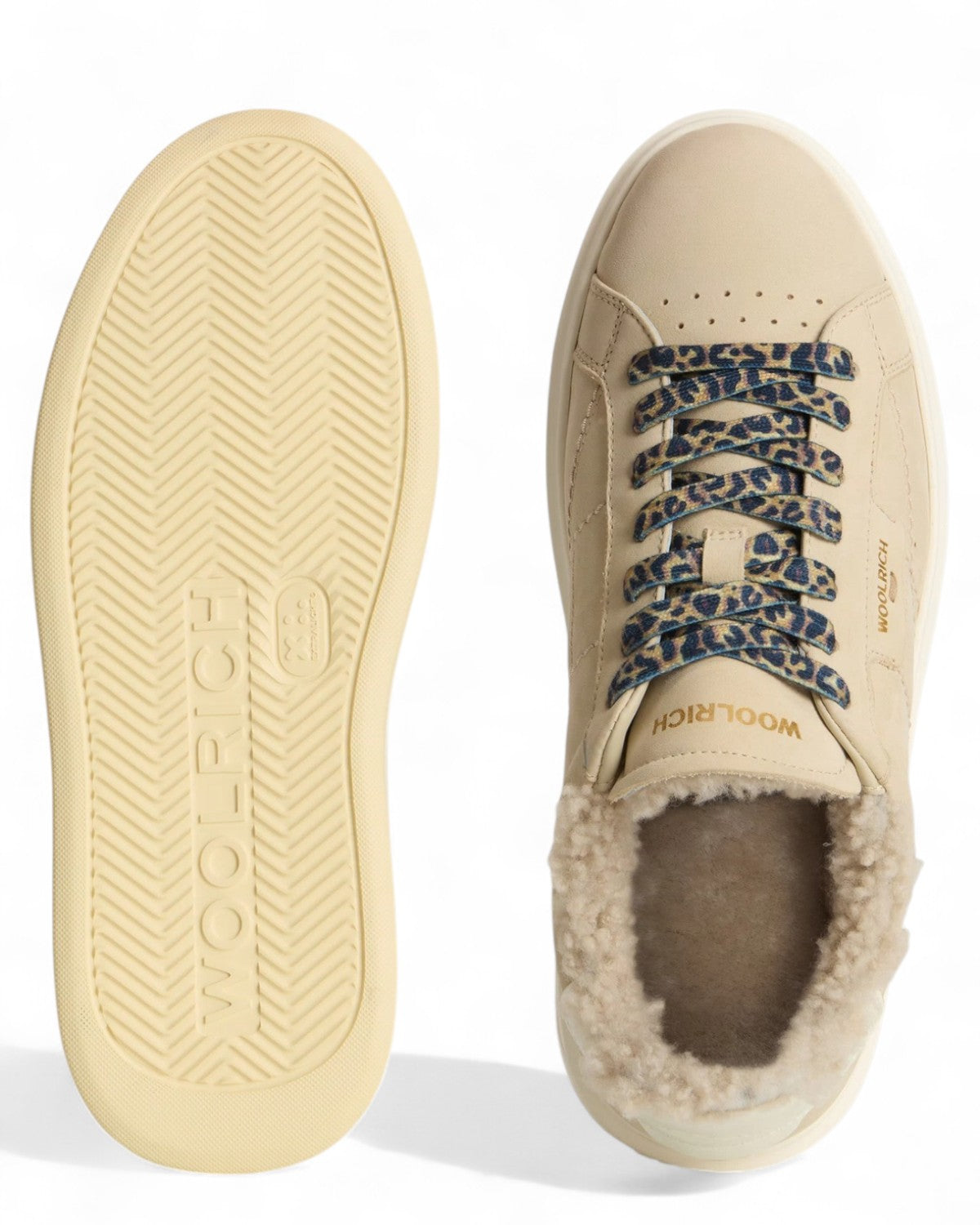 Dettaglio suola e tomaia delle Sneakers Arrow in pelle con fodera montone e lacci animalier, perfette per look donna FW26.