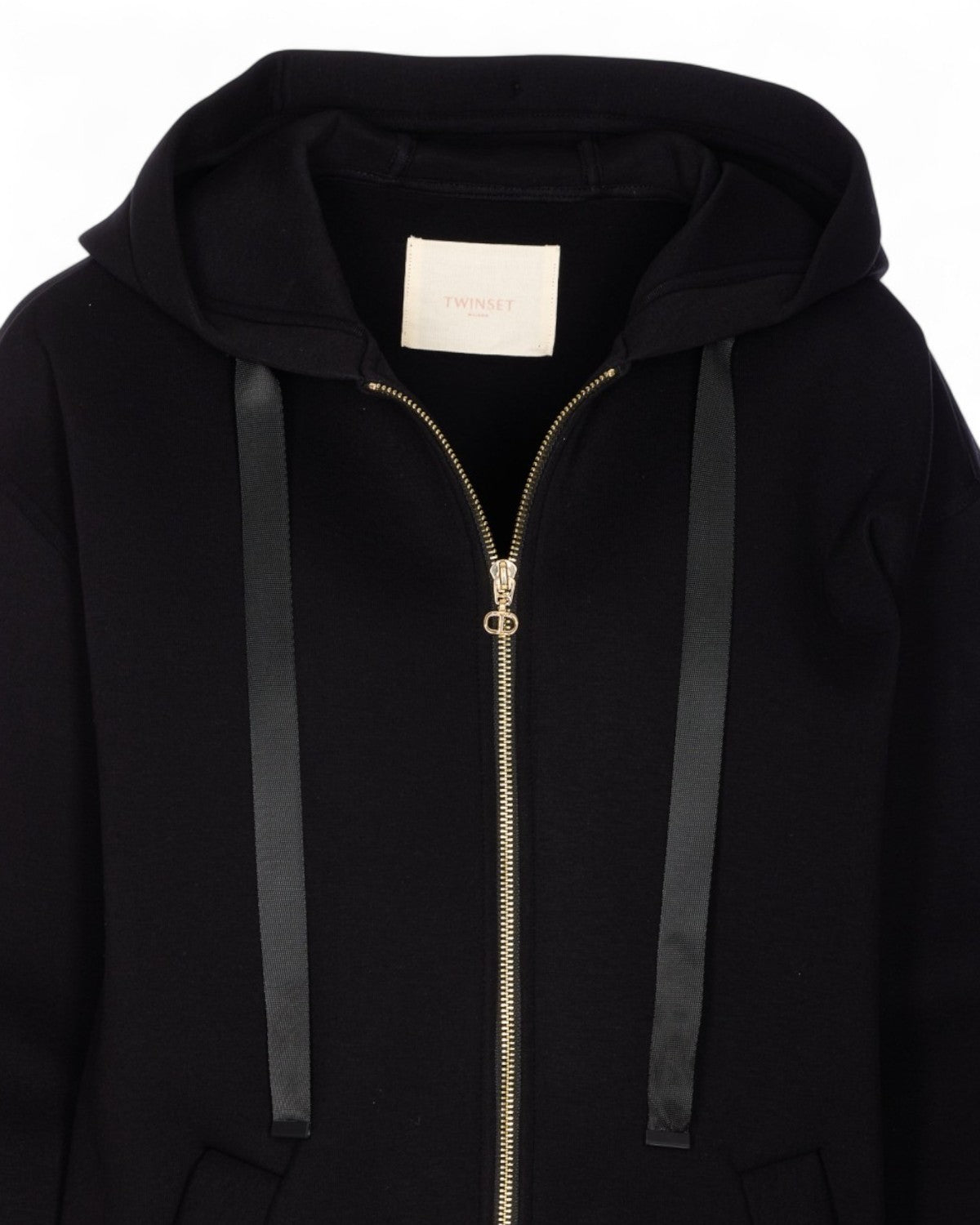 Dettaglio frontale della giacca con cappuccio e zip donna Twinset, con nastri decorativi e zip dorata a doppio cursore.