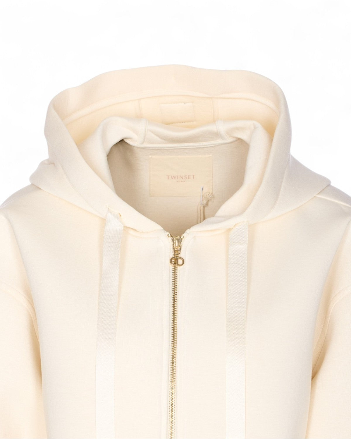Dettaglio frontale della giacca Twinset con cappuccio, zip dorata e nastri decorativi. Ideale per la stagione Autunno/Inverno 2025.